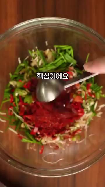 볼에 썰어둔 달래와 고추를 넣고 진간장, 멸치액젓, 생수, 고춧가루… — 황금비율 달래장 레시피