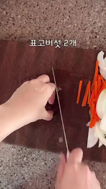 청주 2, 생강가루 1/2티스푼, 다진 마늘 1을 넣습니다. — 초간단 양념으로 맛보장 정호영 소불고기 레시피