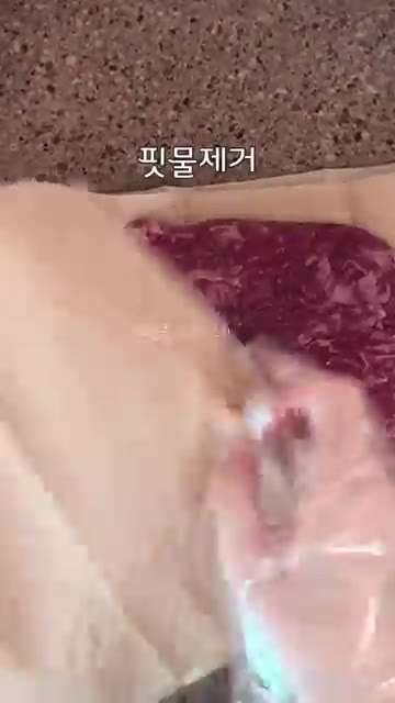 후추 1/2, 참기름 1.5, 통깨 1/2를 넣습니다. — 초간단 양념으로 맛보장 정호영 소불고기 레시피