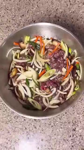 키친타월로 소고기 핏물을 제거하고 먹기 좋게 썰어줍니다. — 초간단 양념으로 맛보장 정호영 소불고기 레시피