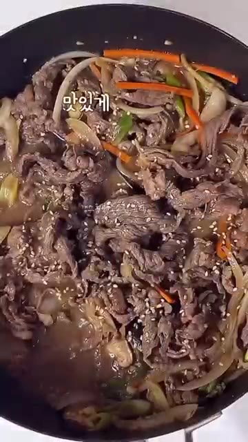 팬에 먹을 만큼 담아 양념과 함께 볶아 완성합니다. — 초간단 양념으로 맛보장 정호영 소불고기 레시피