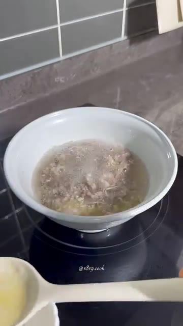 멸치액젓 1T를 넣고 간을 맞춘다. — 간단 우삼겹 쌀국수 레시피