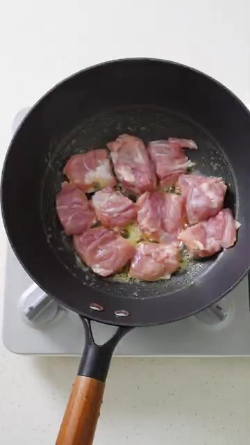 팬에 버터 1조각을 녹이고 닭다리살에 소금, 후추를 뿌려 노릇하게… — 강민경의 맛보장 크림스튜 레시피