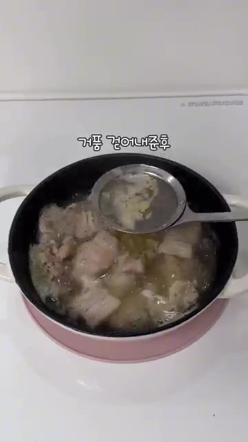 삼겹살이 익으면 물 200ml를 붓고 끓인다. 끓어오르면 거품을 걷… — 술 생각 나는 매콤한 고추장찌개 레시피