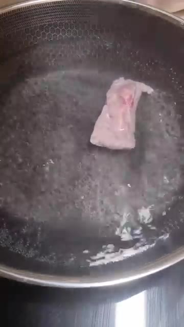 오늘의 집밥! 고구마순 등갈비찜 등갈비를 끓는 물에 넣고 핏물을 제… — 고구마순 등갈비찜