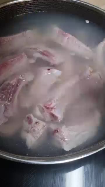 찬물에 등갈비를 깨끗하게 헹군다. — 고구마순 등갈비찜