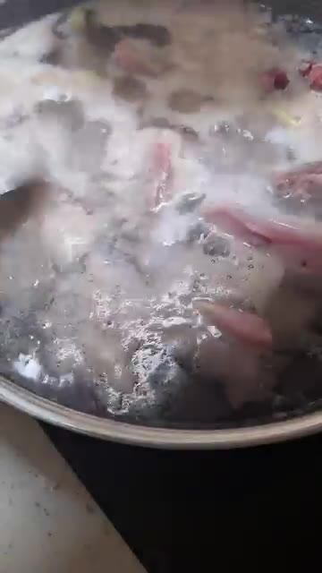 냄비에 등갈비와 마늘, 물을 넣고 끓인다. — 고구마순 등갈비찜