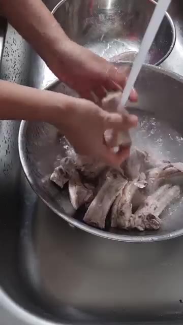 끓기 시작하면 중약불로 줄여 30분간 익힌다. — 고구마순 등갈비찜