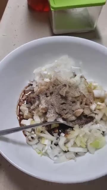 압력솥에 등갈비와 양념, 고구마순을 넣고 뚜껑을 닫아 15분간 익힌다. — 고구마순 등갈비찜