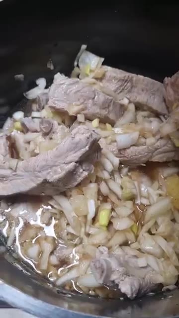 완성된 고구마순 등갈비찜을 접시에 담아낸다. — 고구마순 등갈비찜