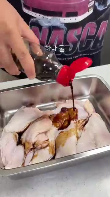 간장과 참기름을 1:1 비율로 닭고기에 발라줍니다. — 순살 이북식 찜닭 레시피