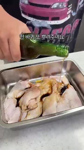 참기름을 한 바퀴 더 둘러줍니다. 잘 섞어줍니다. — 순살 이북식 찜닭 레시피