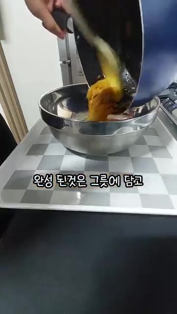 만들어둔 소스를 넣고 졸여줍니다. — 간단한 불닭양파밥 만들기