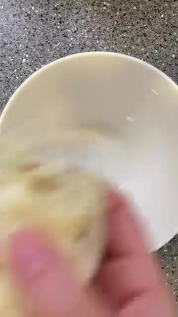 양배추를 채 썰어 준비한다. — 자취생의 닭가슴살 들기름 메밀면