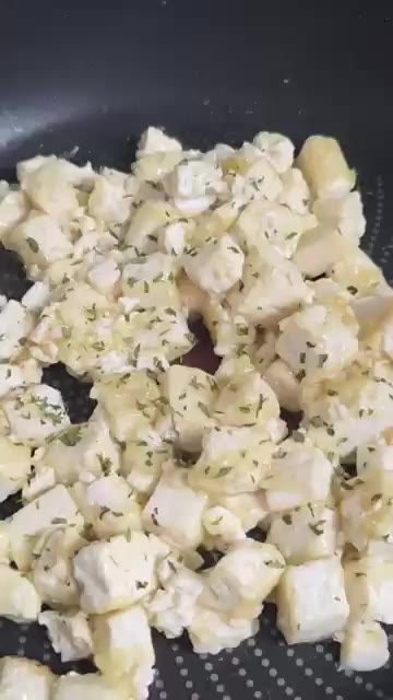 밥 위에 두부 조림을 올려 두부덮밥을 완성한다. — 간단 두부덮밥 만들기