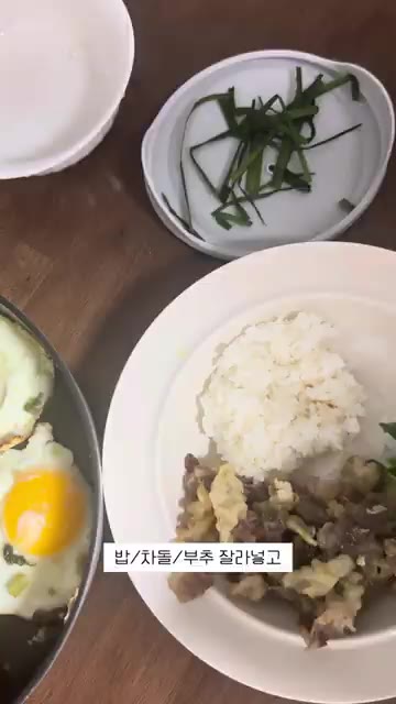 계란 옆으로 차돌을 넣고 허브솔트로 간을 하며 함께 구워준다. — 초간단 차돌고추장부추달걀비빔밥