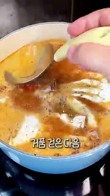 꽃게가 붉게 변하면 썰어둔 호박, 대파, 청양고추, 두부를 넣고 푹… — 초간단 가을 제철 꽃게탕 | 살 꽉 찬 제철 꽃게로 끓이는 국물요리