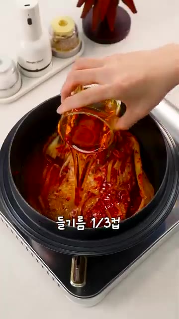 김치 반 포기를 냄비에 넣고 쌀뜨물 반 컵과 들기름 1/3컵을 넉넉… — 절대 실패없는 초간단! 김치찜✨