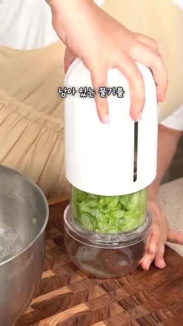 얇게 썬 오이에 소금 한 스푼과 설탕 한 스푼을 넣고 조물조물 버무… — 지겨운 오이무침 이렇게 해보세요🤤 #밥반찬 #오이무침 #간단요리