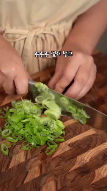 절인 오이를 짤순이에 넣고 남은 물기를 꽉 짜줍니다. — 지겨운 오이무침 이렇게 해보세요🤤 #밥반찬 #오이무침 #간단요리