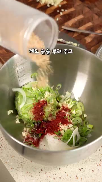 물기를 짠 오이에 채 썬 양파 1/4개, 송송 썬 대파 반 대, 다… — 지겨운 오이무침 이렇게 해보세요🤤 #밥반찬 #오이무침 #간단요리