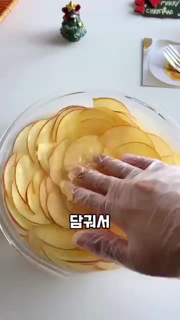 사과는 껍질째 얇게 썰어 레몬즙과 설탕을 넣은 물에 담가 부드럽게… — 장미 사과파이 레시피