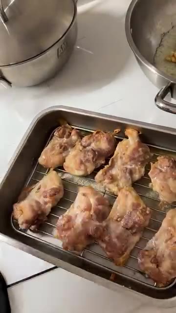 팬에 식용유를 두르고 밥을 얇게 펴 누룽지를 만든다. — 온 가족 코박고 먹는 콘치즈 누룽지 치킨