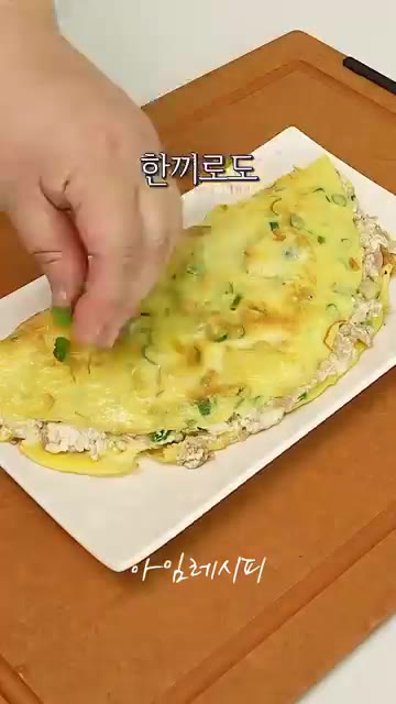 완성된 오믈렛을 접시에 담고 케첩을 뿌려줍니다. — 밥 대신 든든하게! 팽이버섯 오믈렛