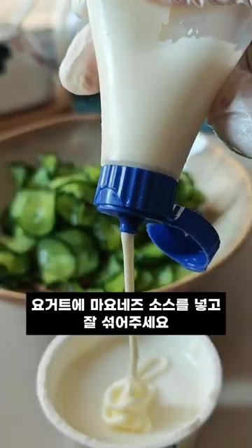 절인 오이는 물기를 제거해서 참치와 함께 담아주세요. — 저칼로리 상큼하고 든든한 오이참치샐러드 레시피