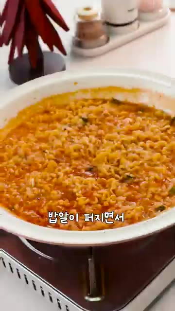 보글보글 끓여주다가 면이 꼬들하게 익었을 때 계란 하나를 넣고, 휘… — BTS 정국님 긴장하세요! 20년 라죽🍜