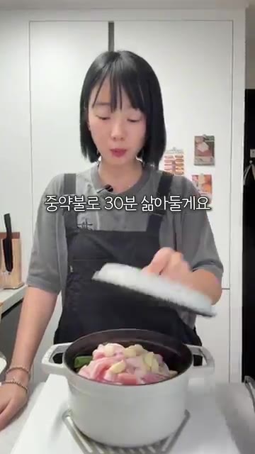 고기가 삶아지는 동안 알배추는 꽁다리를 잘라내고 잎을 하나씩 뜯어… — 5분 컷 알배추 겉절이 & 항정살 수육 레시피