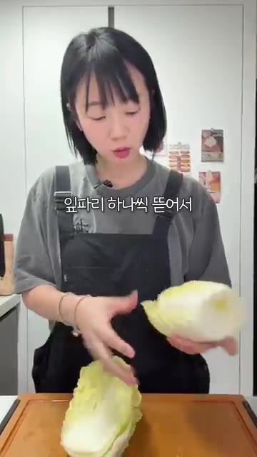 큰 볼에 고춧가루 5, 액젓 4, 매실청 2, 설탕 2, 다진마늘… — 5분 컷 알배추 겉절이 & 항정살 수육 레시피