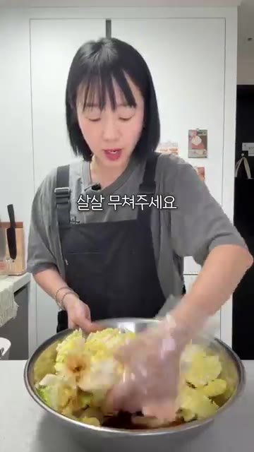 이렇게 간단하게 무쳐서 수육 한 점에 겉절이 두 개씩 얹어 드시면… — 5분 컷 알배추 겉절이 & 항정살 수육 레시피