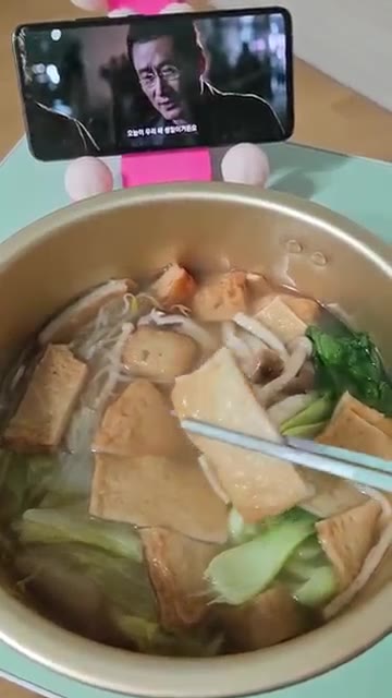 배추와 청경채를 넣고 10분간 더 끓여줍니다. — 집에서 즐기는 삼진어묵 한끼든든 어묵탕
