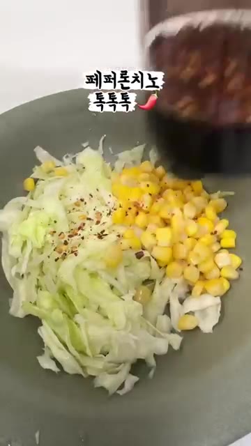 물에 살짝 적신 라이스페이퍼 위에 닭가슴살 소시지를 올린다. — 다이어트 중에도 콘치즈 핫도그🌽 라이스페이퍼로 가볍고 든든하게!