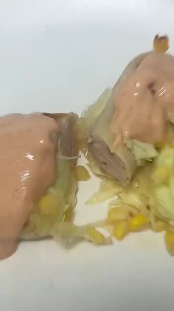 구워진 콘치즈 핫도그 위에 소스를 뿌려 완성한다. — 다이어트 중에도 콘치즈 핫도그🌽 라이스페이퍼로 가볍고 든든하게!