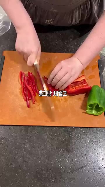 끓는 물에 소금과 식초를 넣고 연근을 10분간 삶아주세요. — 고기반죽 들어간 맛있는 연근전