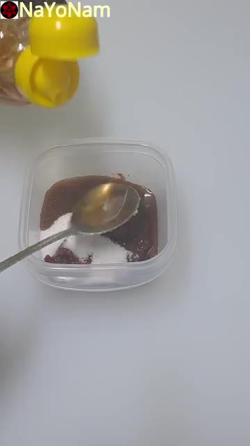 작은 그릇에 고추장 2큰술, 설탕 1큰술, 간장 1큰술, 참기름 1… — 매콤달콤 비빔막국수 만들기