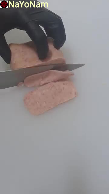 스팸을 얇게 썰어 준비한다. — 매콤달콤 비빔막국수 만들기