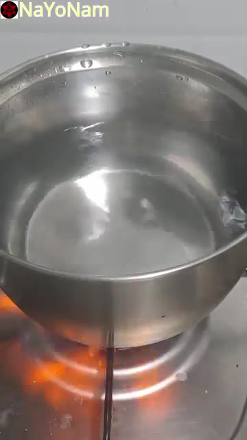 냄비에 물을 붓고 끓인다. — 매콤달콤 비빔막국수 만들기