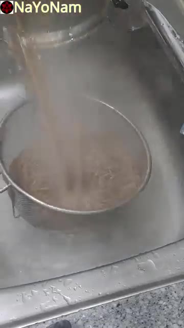 물이 끓으면 메밀면을 넣고 삶는다. — 매콤달콤 비빔막국수 만들기