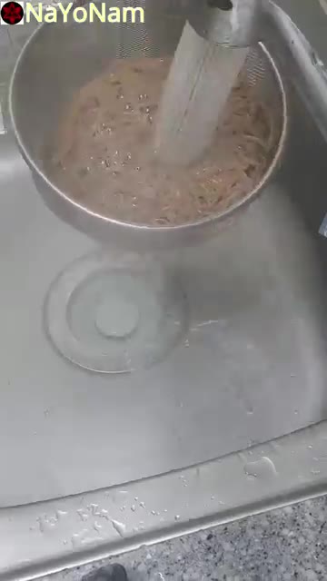 삶은 메밀면을 찬물에 헹궈 물기를 뺀다. — 매콤달콤 비빔막국수 만들기
