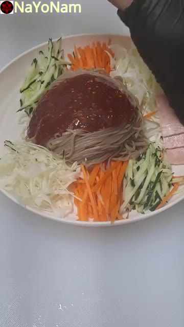 가운데에 비빔장을 듬뿍 올린다. — 매콤달콤 비빔막국수 만들기