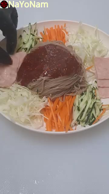 준비한 스팸을 보기 좋게 올린다. — 매콤달콤 비빔막국수 만들기