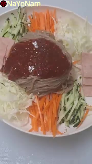 모든 재료를 보기 좋게 담아 완성한다. — 매콤달콤 비빔막국수 만들기