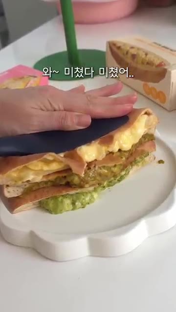 냉동 피타브레드를 접시에 올린다. — 냉동 피타브레드 치즈 듬뿍 간식