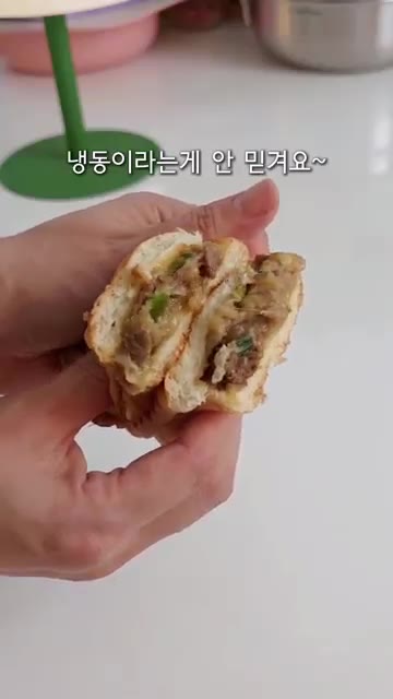 따뜻하게 데워진 피타브레드를 반으로 가른다. — 냉동 피타브레드 치즈 듬뿍 간식