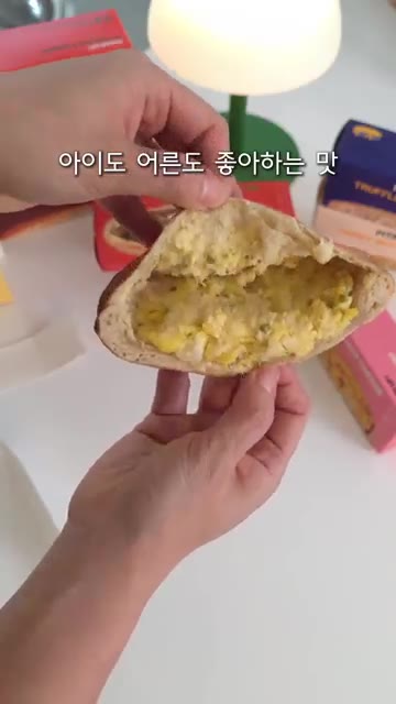 다양한 맛의 피타브레드를 보여준다. — 냉동 피타브레드 치즈 듬뿍 간식