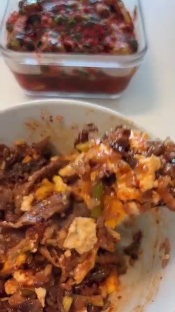 비빔밥을 맛있게 비벼 먹는다. — 마늘쫑 비빔밥