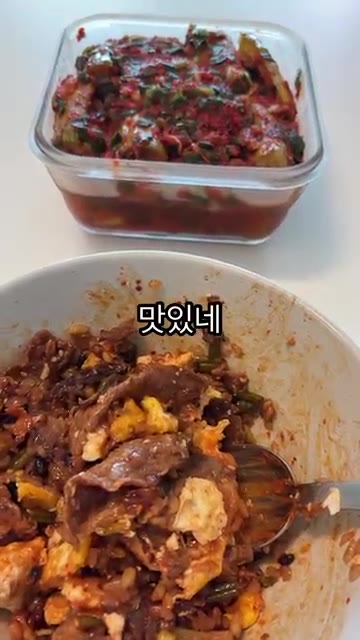 매워서 물을 마신다. (가위는 소박이가 자른 흔적) — 마늘쫑 비빔밥